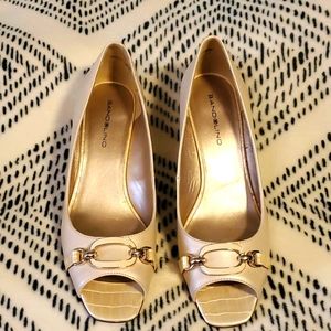 Bandolino light creme colored wedges